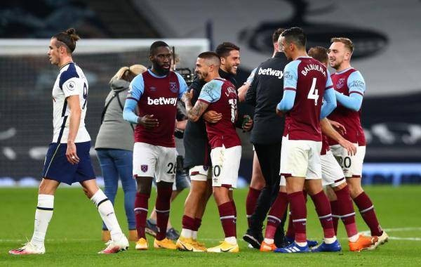 在奖台两侧 在奖台两侧